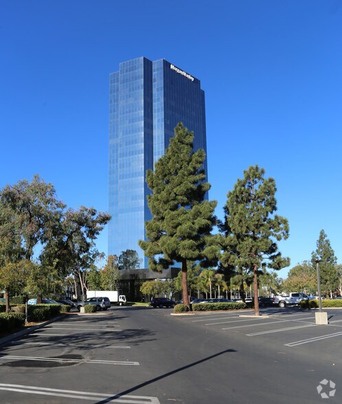 300 East Esplanade Dr, Oxnard, CA à louer - Photo du bâtiment - Image 2 de 18