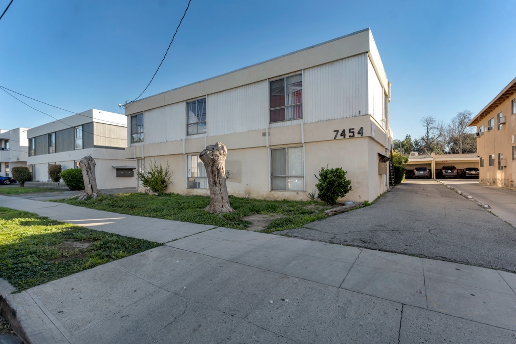 7454 Canby Ave, Reseda, CA à vendre Photo principale- Image 1 de 17