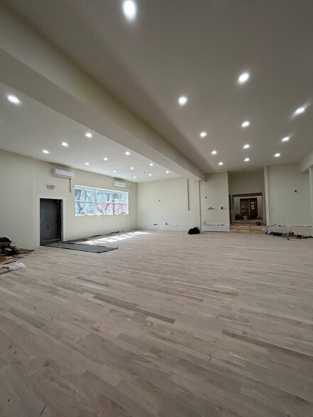 2261 Bragg St, Brooklyn, NY for sale - Interior Photo - Image 2 of 8