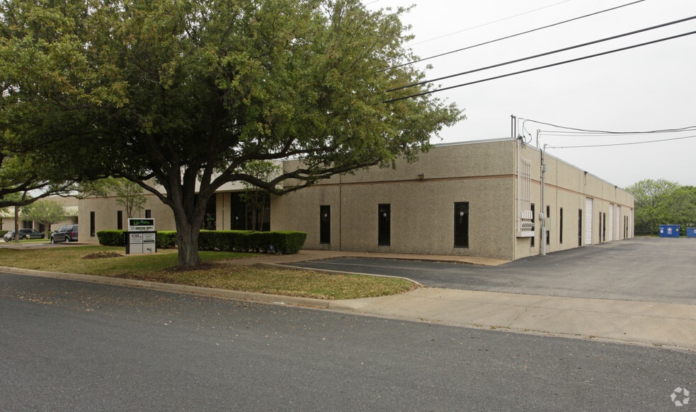 2211 Denton Dr, Austin, TX for lease - Building Photo - Image 3 of 7