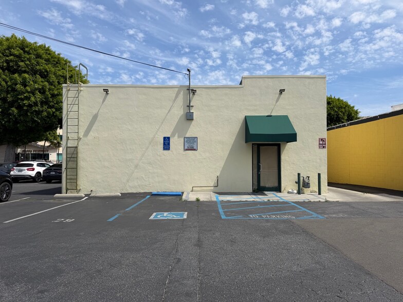 257 S La Cienega Blvd, Beverly Hills, CA à louer - Photo du bâtiment - Image 2 de 11