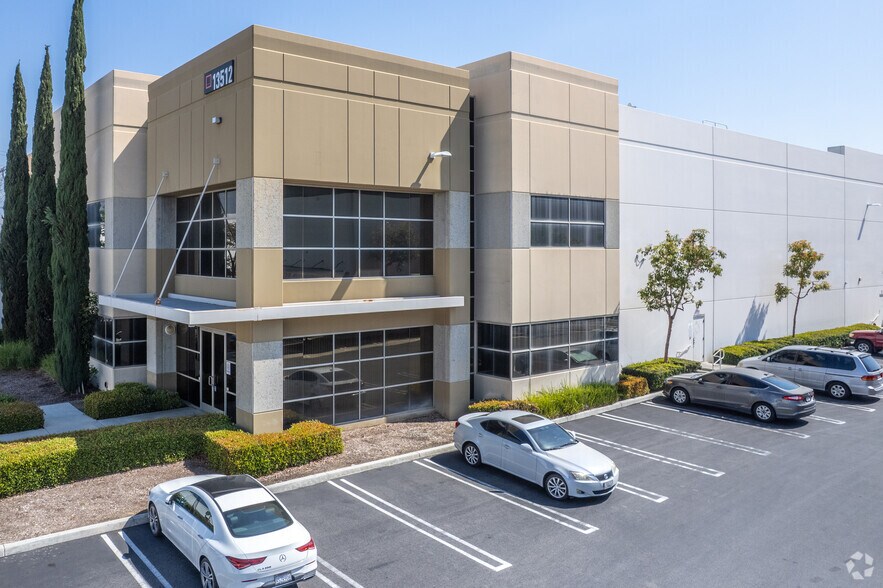 13512 Marlay Ave, Fontana, CA à louer - Photo du bâtiment - Image 2 de 9