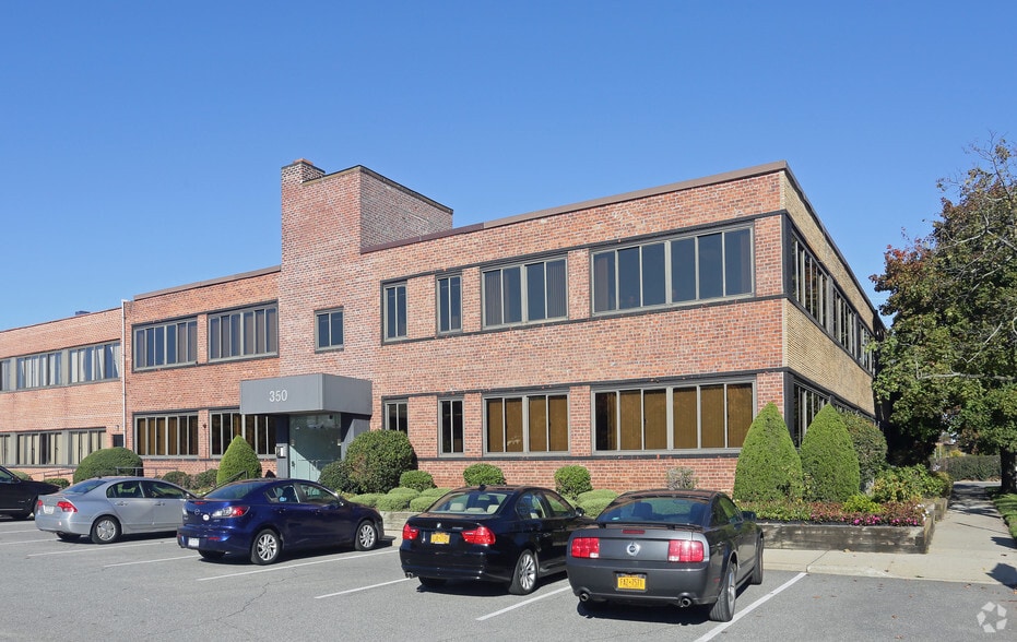 350 Old Country Rd, Garden City, NY for lease - Building Photo - Image 3 of 8