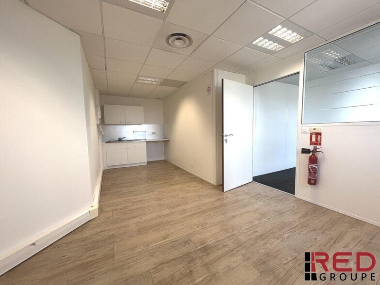 Office in Eguilles for lease - Interior Photo - Image 3 of 10