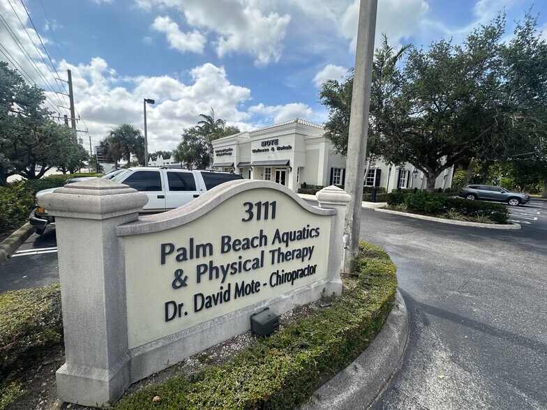 3111 W Boynton Beach Blvd, Boynton Beach, FL à vendre - Photo du bâtiment - Image 2 de 13