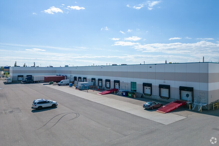 2150 29th St NE, Calgary, AB à louer - Photo du bâtiment - Image 2 de 8