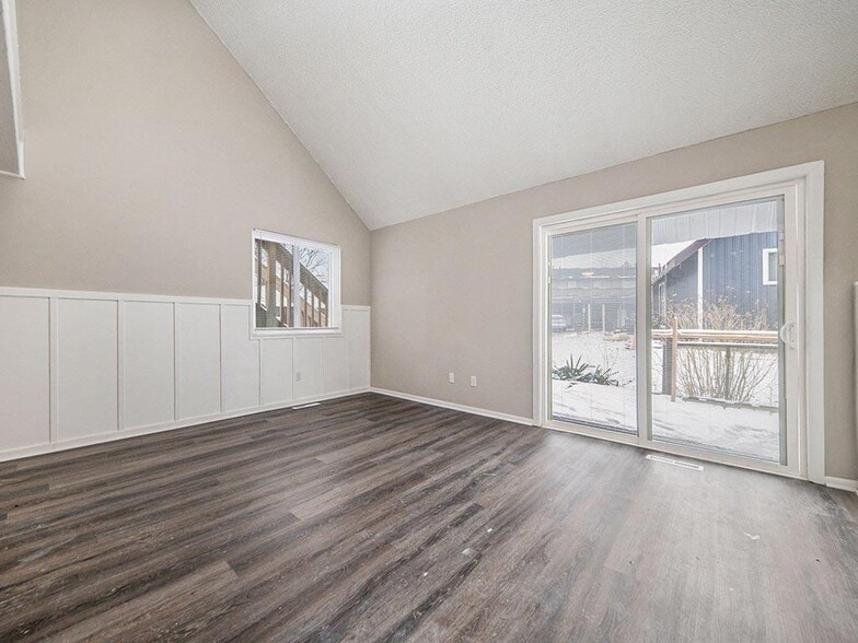 2050 Inverway Ct, Kalamazoo, MI à vendre - Photo intérieure - Image 2 de 14