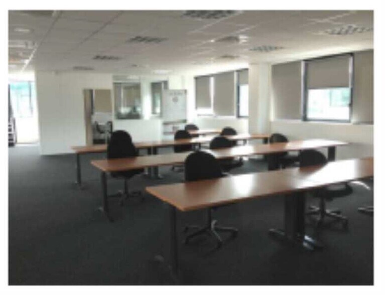 Office in Villeneuve-la-Garenne for lease - Building Photo - Image 3 of 8