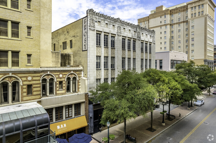 217-219 E Houston St, San Antonio, TX for lease - Building Photo - Image 3 of 4