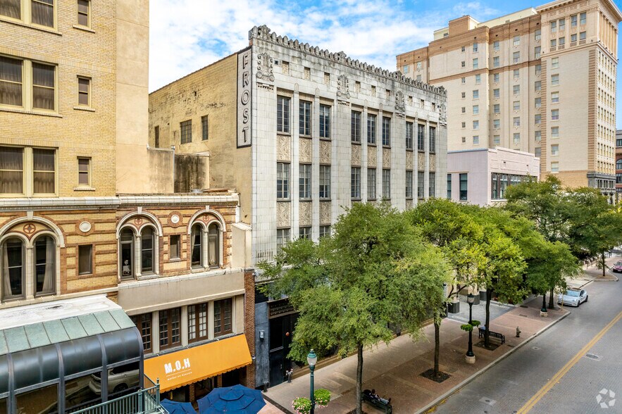 217-219 E Houston St, San Antonio, TX à louer - Photo du bâtiment - Image 3 de 4
