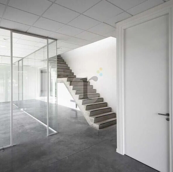 Office in Loos for lease - Building Photo - Image 3 of 5