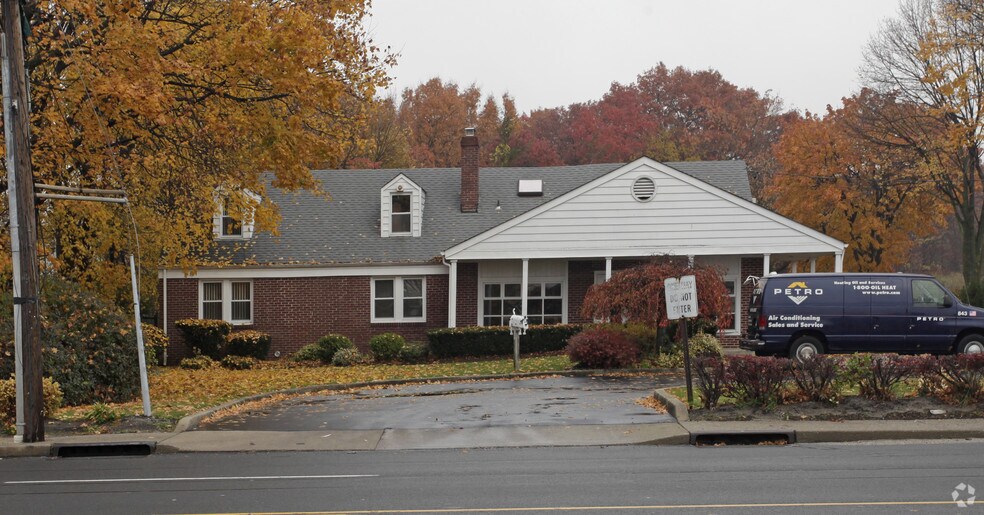 3095 Jericho Tpke, East Northport, NY à vendre - Photo du bâtiment - Image 3 de 3