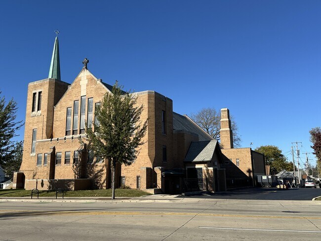 Plus de détails pour 1642 S 77th St, West Allis, WI - Spécialité à vendre