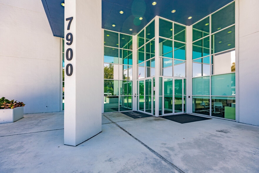 7900 NW 154th St, Miami Lakes, FL à louer - Photo du bâtiment - Image 2 de 13