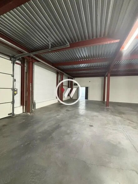 Office in Marseille for lease - Interior Photo - Image 2 of 7