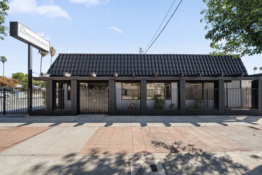 570 N Towne Ave, Pomona, CA à louer - Photo du bâtiment - Image 1 de 28