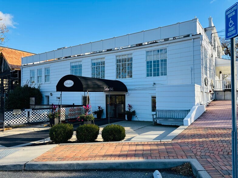 1345 Old Northern Blvd, Roslyn, NY à louer - Photo du bâtiment - Image 2 de 22