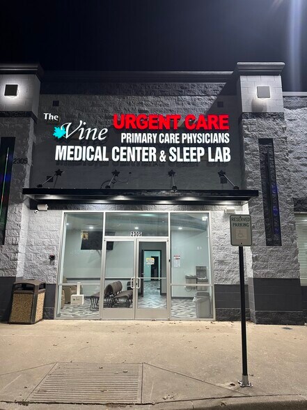 1661 Eastchase Pkwy, Fort Worth, TX à louer - Photo du bâtiment - Image 2 de 48