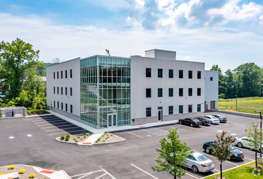 520 Landmark Dr, Congers, NY à vendre - Photo du bâtiment - Image 3 de 9