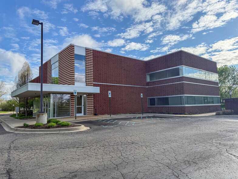 44725 Grand River Ave, Novi, MI à louer - Photo du bâtiment - Image 2 de 11
