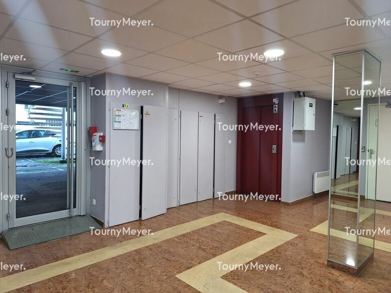 Office in Bordeaux for lease - Lobby - Image 3 of 7