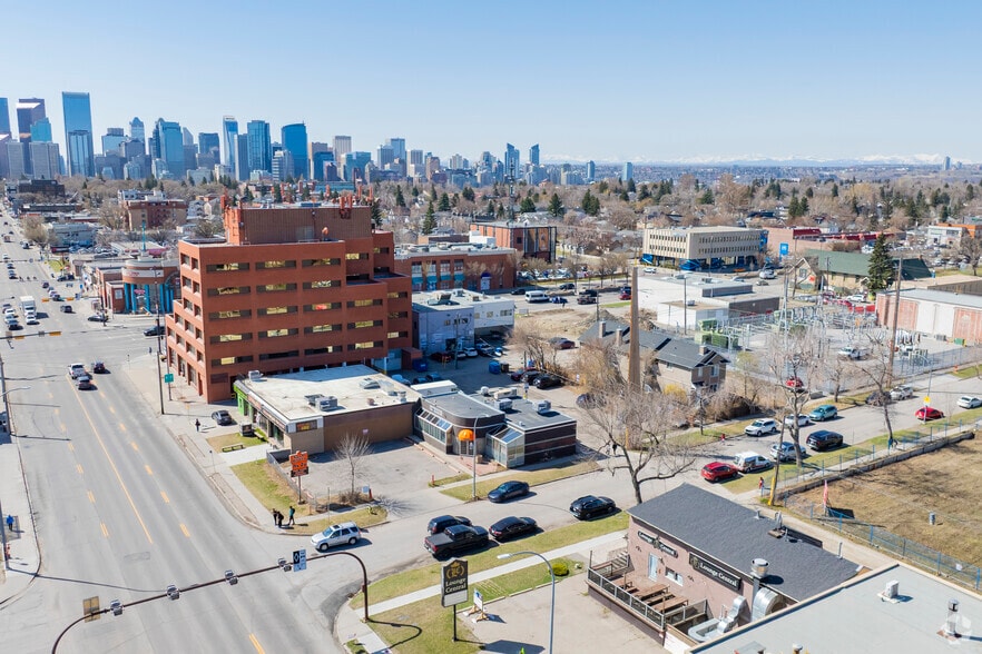 107 17 Ave NW, Calgary, AB à vendre - Aérien - Image 2 de 3