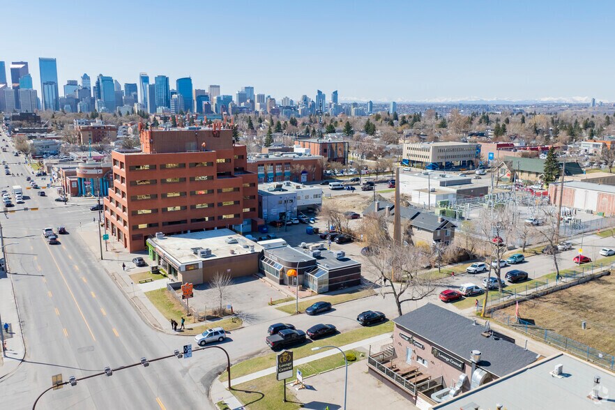 107 17 Ave NW, Calgary, AB à vendre - Aérien - Image 2 de 3