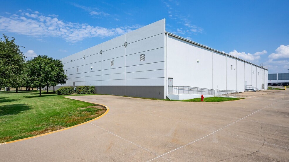 2168 W Diplomat Dr, Dallas, TX for lease - Building Photo - Image 3 of 5