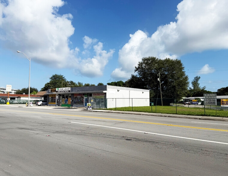 13639 W Dixie Hwy, North Miami, FL à louer - Photo du bâtiment - Image 2 de 4
