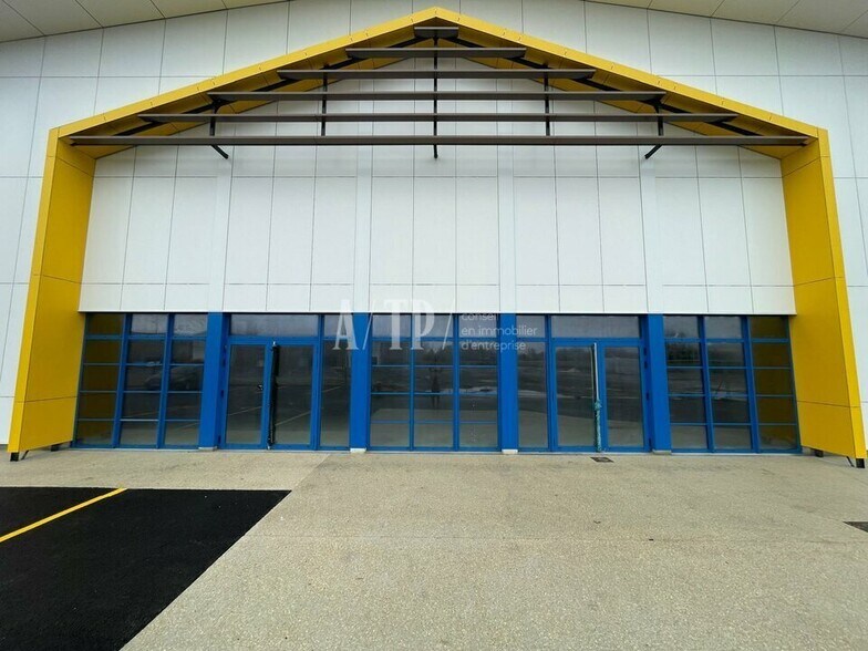 Retail in Virsac for lease - Building Photo - Image 2 of 11