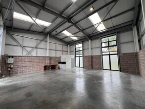 Oakdene Dr, Three Legged Cross for lease Interior Photo- Image 2 of 3