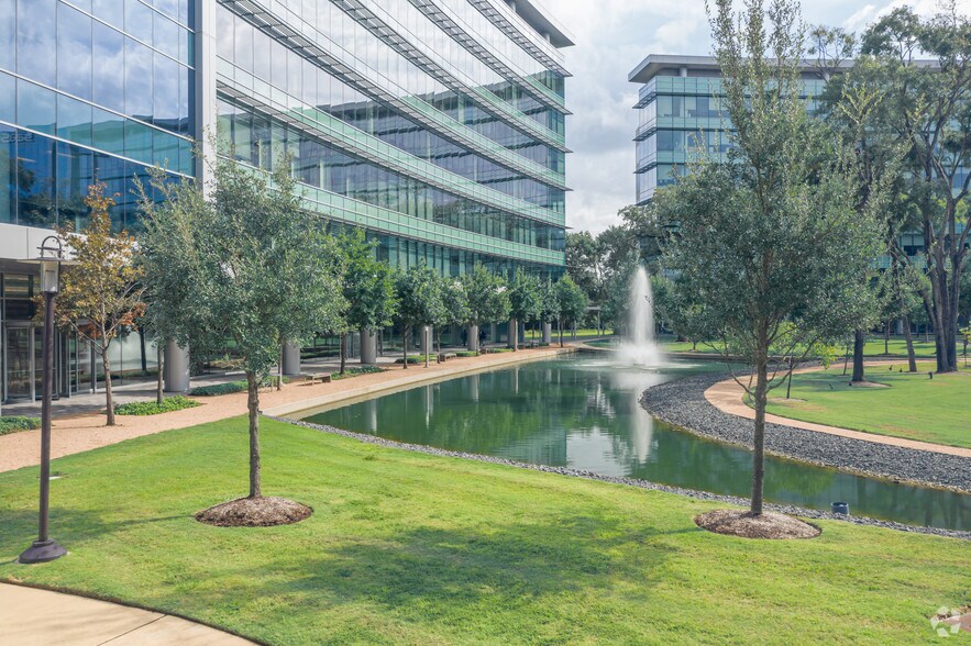 12140 Wickchester Ln, Houston, TX à louer - Photo du bâtiment - Image 3 de 34