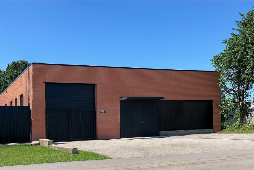 1938 Singleton Blvd, Dallas, TX for lease - Building Photo - Image 1 of 4