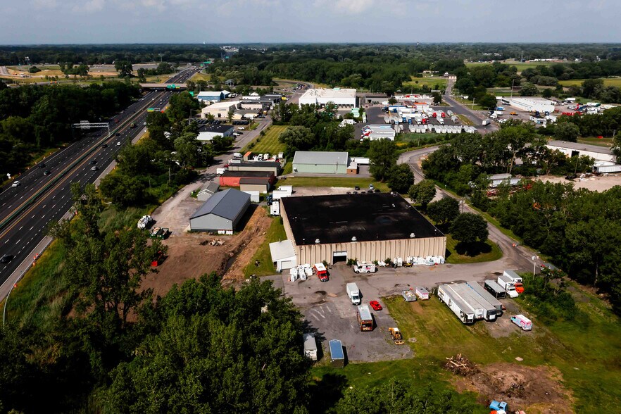 210 W Terminal Rd, Liverpool, NY for lease - Building Photo - Image 3 of 25