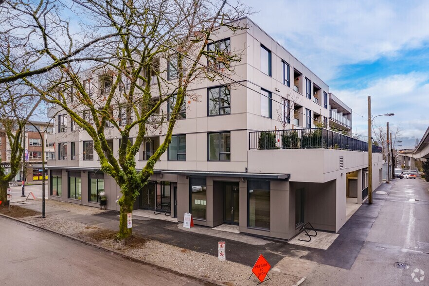 1717 E 13th Av, Vancouver, BC à vendre - Photo du bâtiment - Image 3 de 12