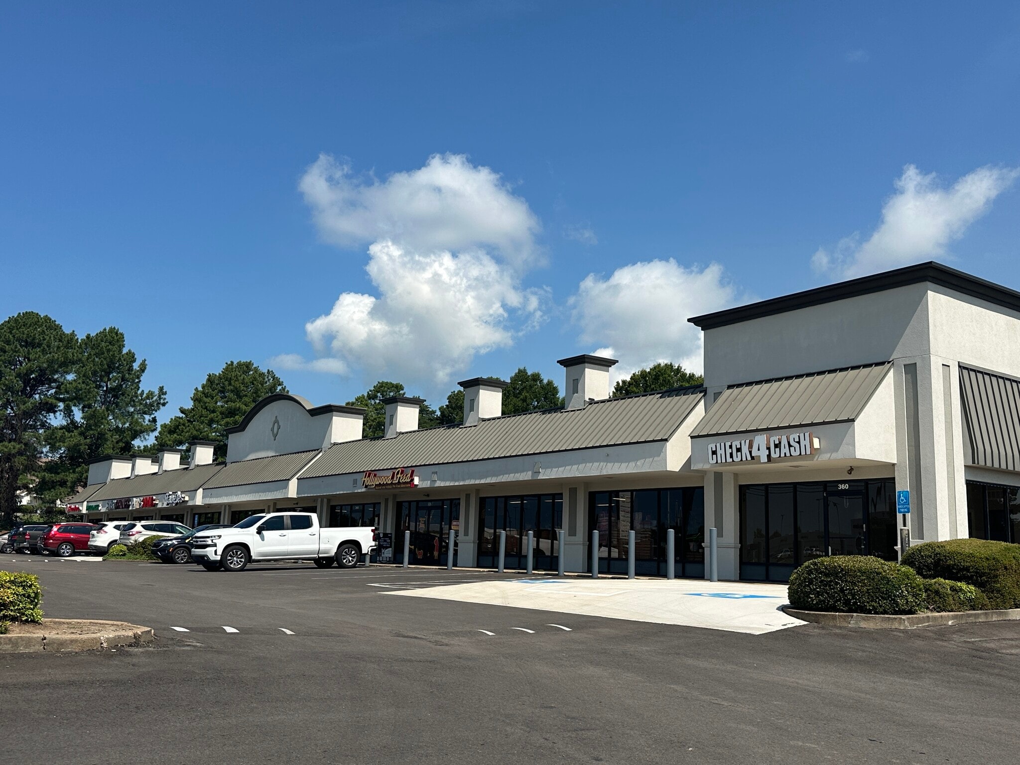 316-360 Goodman Rd, Southaven, MS for lease Building Photo- Image 1 of 3