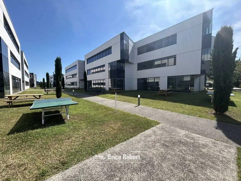 Office in Saint-Priest for lease - Building Photo - Image 2 of 37