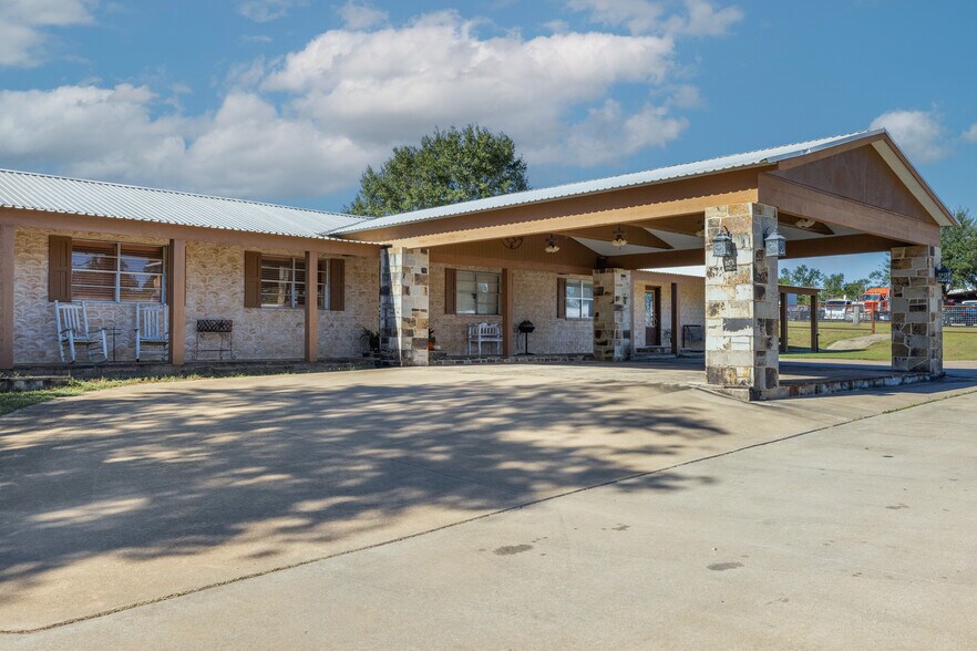 1611 Koy Rd, Bellville, TX à vendre - Photo du bâtiment - Image 2 de 44