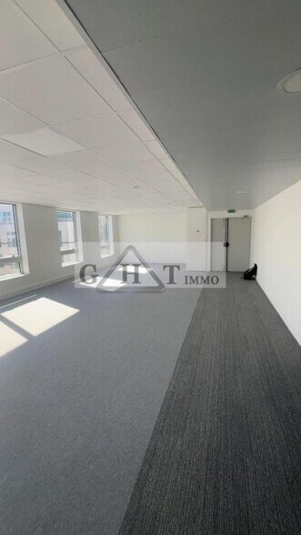 Office in Saint-Ouen-sur-Seine for lease - Interior Photo - Image 1 of 8