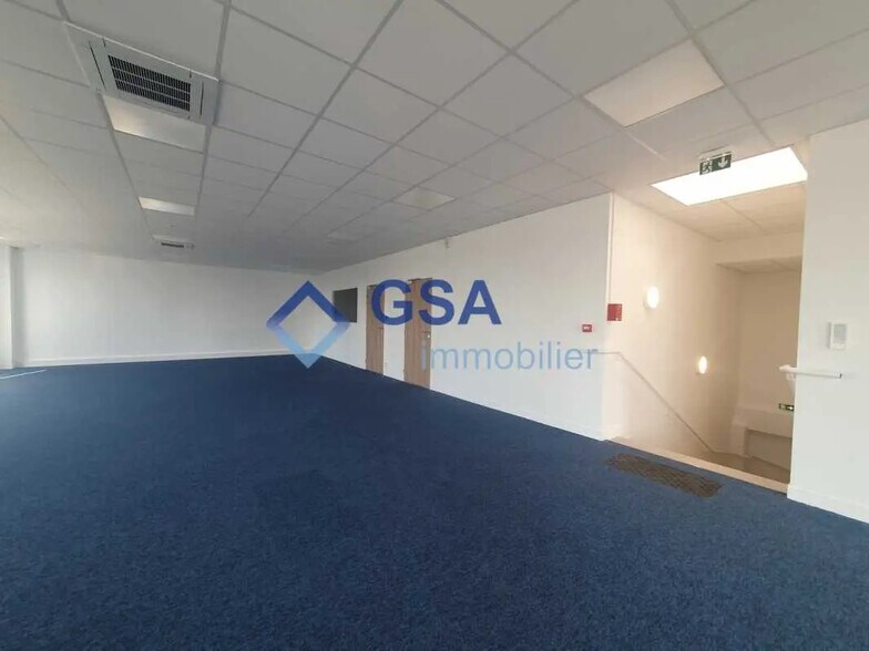 Flex in Moissy-Cramayel for lease - Interior Photo - Image 3 of 11