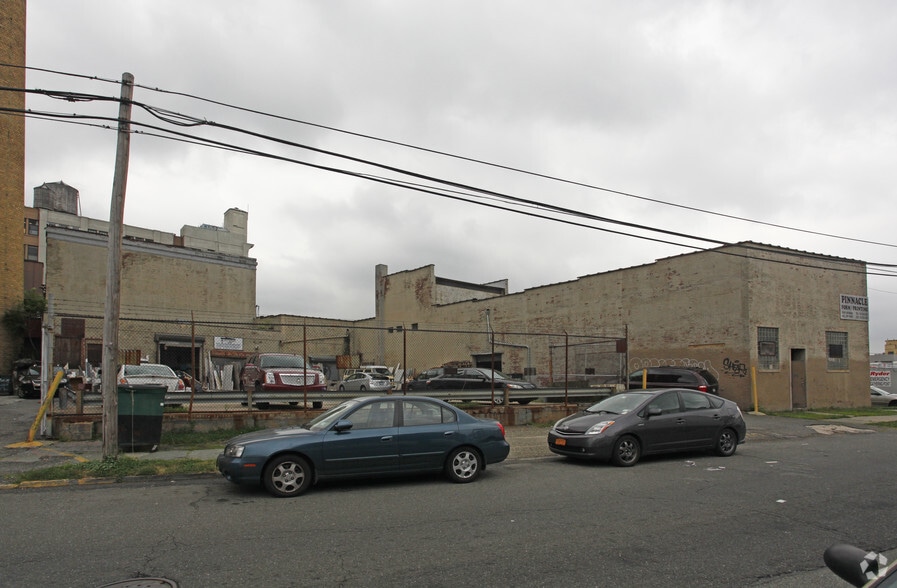 10-01 44th Rd, Long Island City, NY for lease - Building Photo - Image 2 of 7