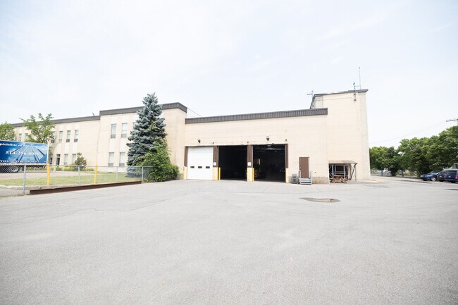 Plus de détails pour 5600-5602 Av Pierre-de Coubertin, Montréal, QC - Industriel à louer
