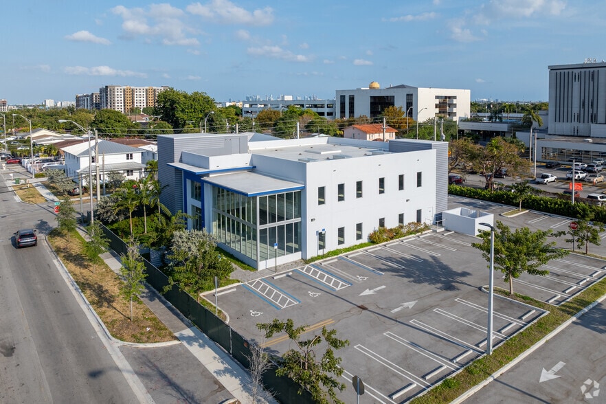 662 E 27th St, Hialeah, FL for sale - Building Photo - Image 2 of 4
