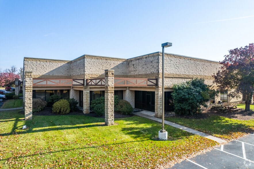 57 S Commerce Way, Bethlehem, PA à louer - Photo du bâtiment - Image 2 de 7