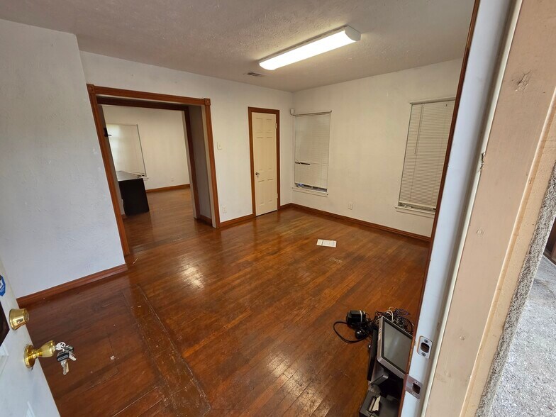 8805 Lake June Rd, Dallas, TX à vendre - Photo du bâtiment - Image 3 de 11