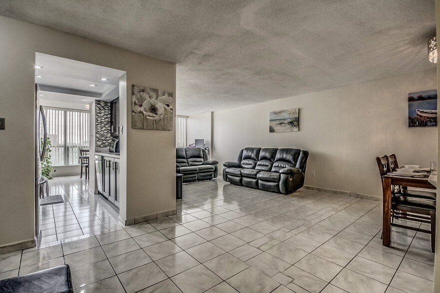 1 Rowntree Rd, Toronto, ON à vendre - Photo du bâtiment - Image 1 de 1