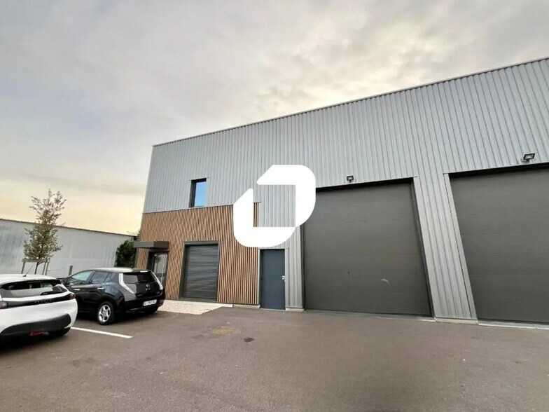 Office in Chassieu for lease - Building Photo - Image 1 of 8