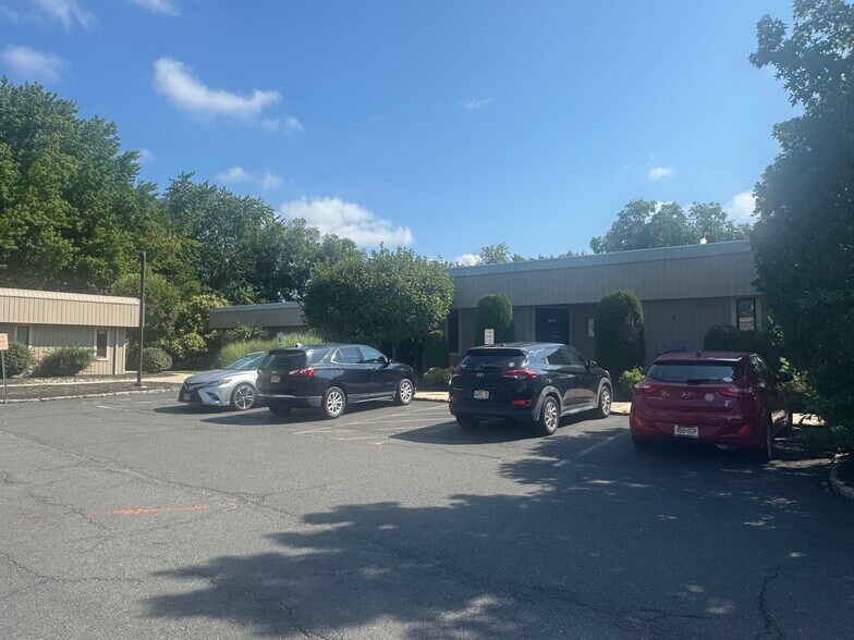675 Line Rd, Aberdeen, NJ à louer - Photo du bâtiment - Image 2 de 4