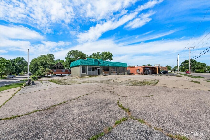 1126 Larkin Ave, Elgin, IL à vendre - Photo du bâtiment - Image 2 de 16