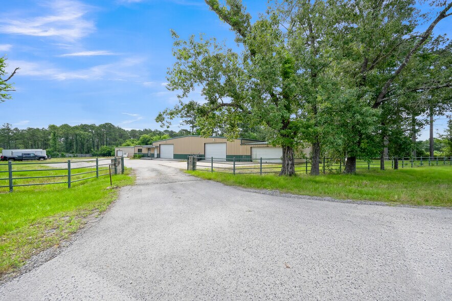 2745 Interstate 45 S, New Waverly, TX à vendre - Photo du bâtiment - Image 3 de 58